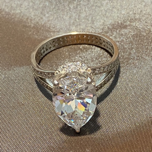 Jewelry - Faux Glamour Diamond Ring Size 8/9